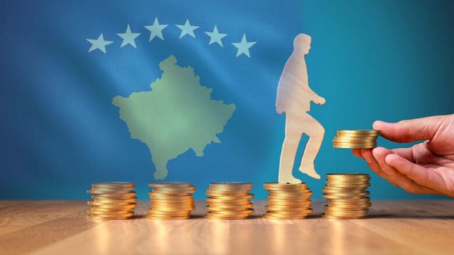 Raporti i OEK: Kosova me pagat më të ulëta në Ballkan, qytetarët vazhdojnë ta ndjejnë shtrenjtimin